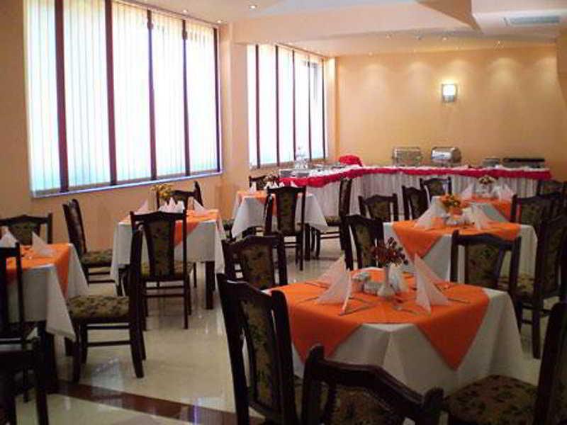 Denisa Hotel Отопени Ресторан фото